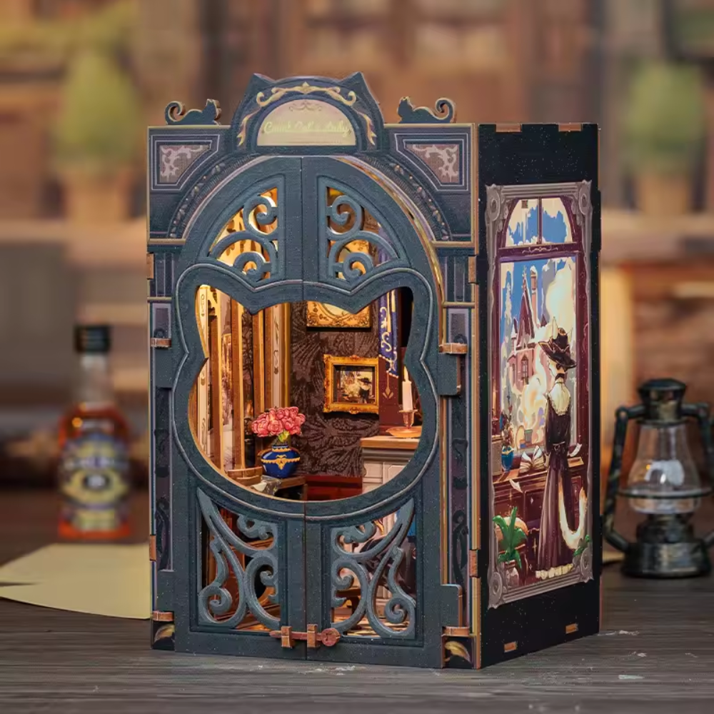 une maison miniature en forme de maison pour chat