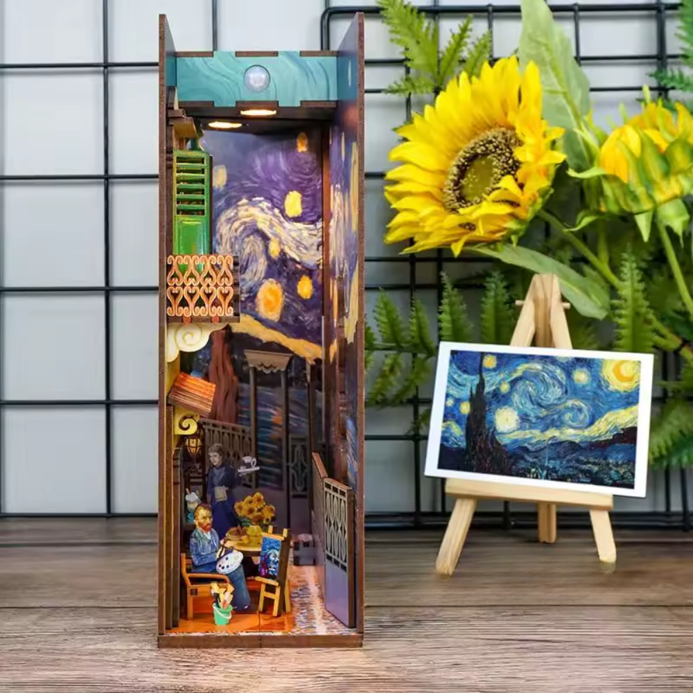 Book Nook Van Gogh