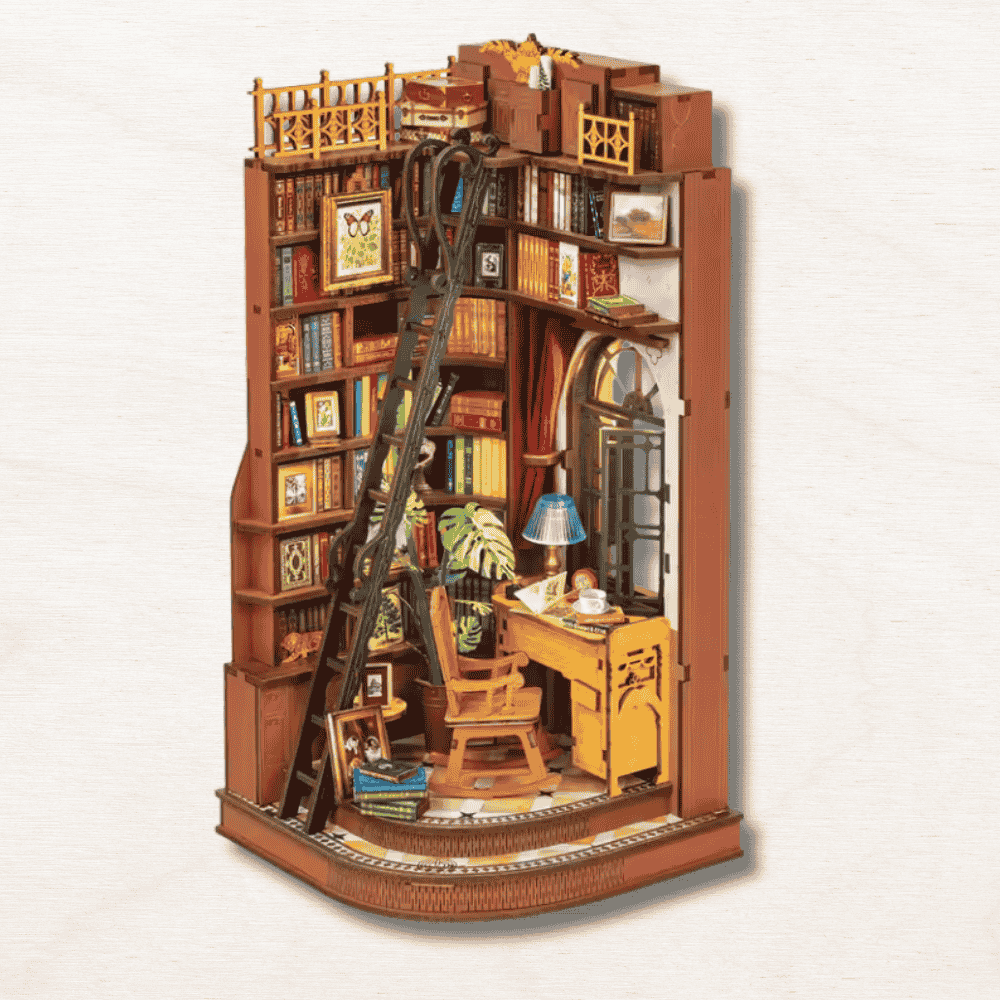 un book nook en bois remplis d'étagère avec des anciens livres et des vieux meubles