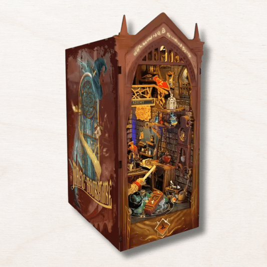 une maquette en bois en forme de book nook : c'est une école des sorciers avec un ballet et des grimoires.