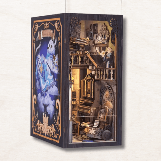 un book nook en bois en forme de poudlard avec Hermione Granger