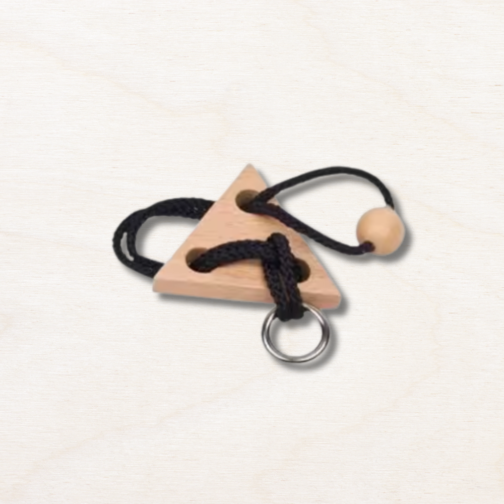 Casse tête corde en bois : triangle et corde noire