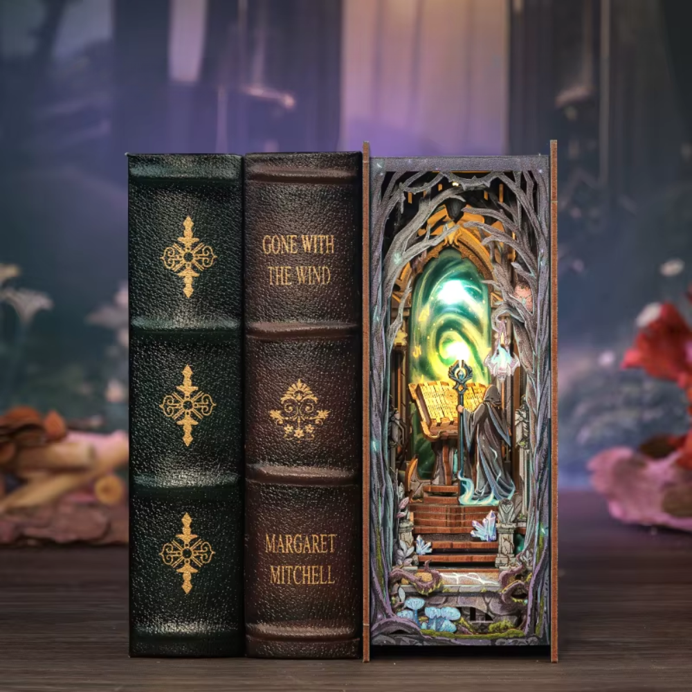 book nook style seigneur des anneaux avec un grand magicien