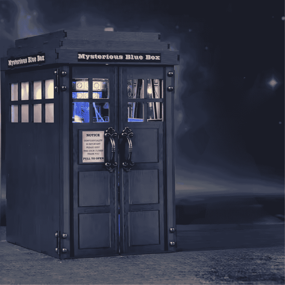 maquette en bois de la mysterious blue box de la serie doctor who