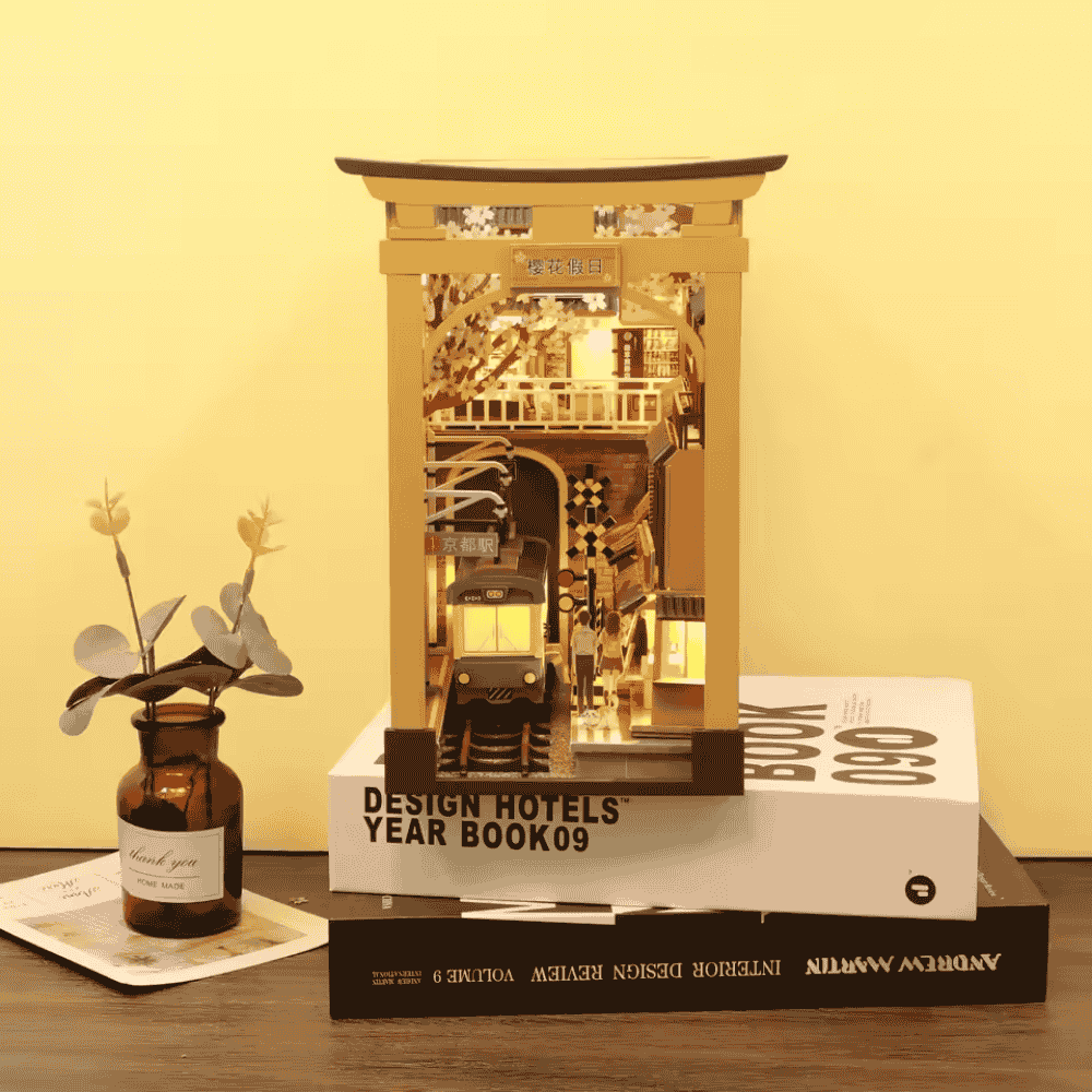 maquette serre livre en forme de train typique japonais avec des sakuras