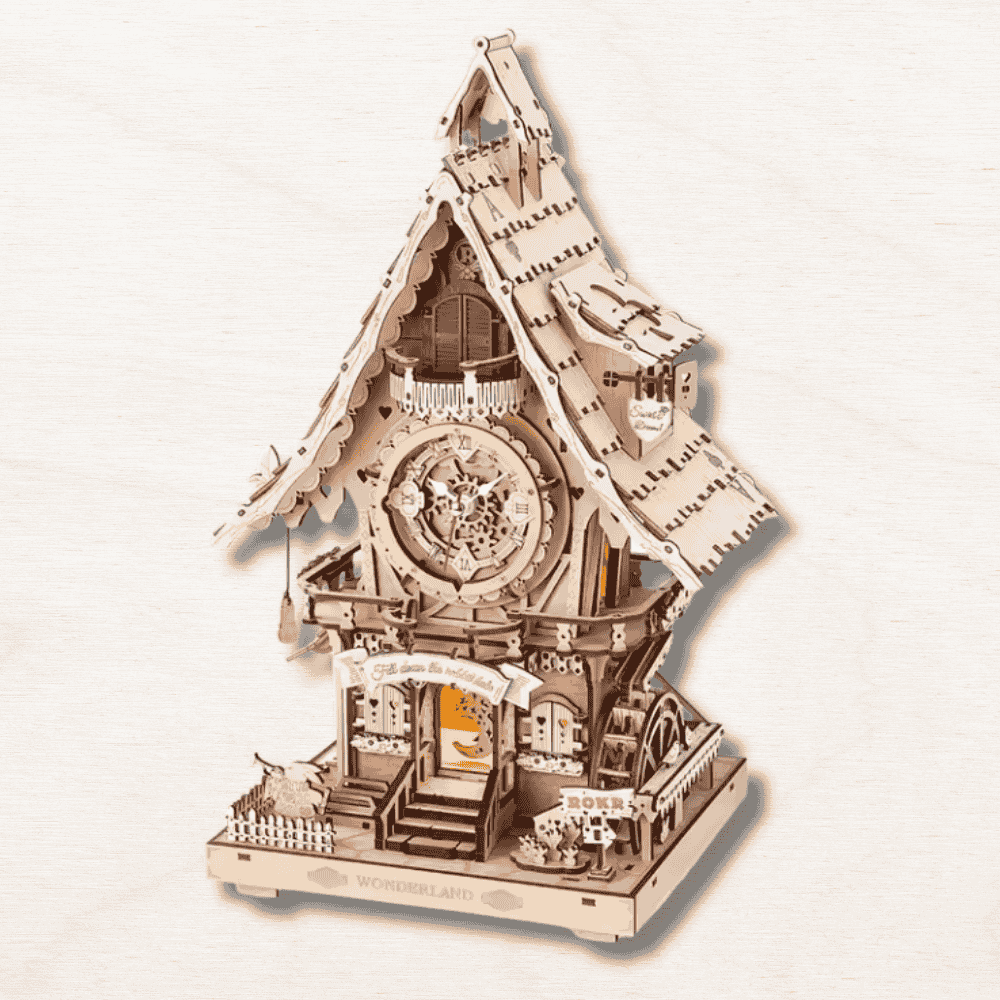 une maquette en bois en forme d'horloge coucou de couleur bois.