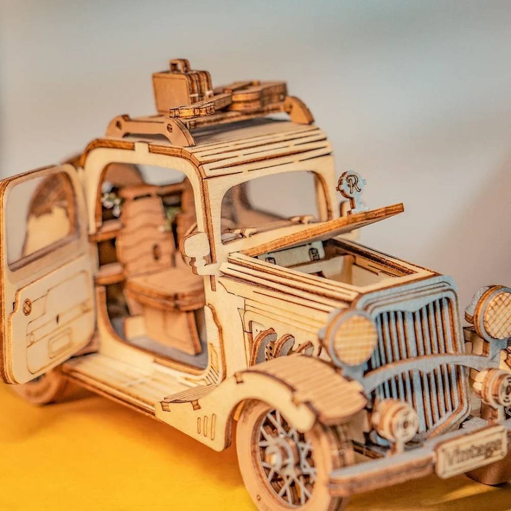 voiture ancienne en maquette en bois