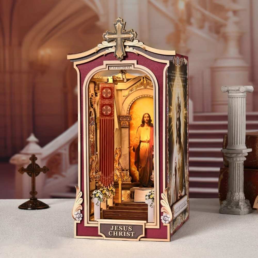 diorama religieux miniature cathédrale baroque arche rouge or figure christ bras ouverts fleurs blanches