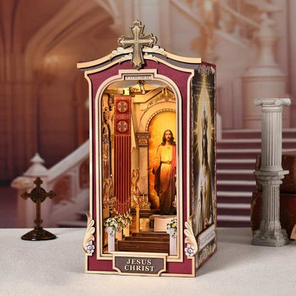 diorama religieux miniature cathédrale baroque arche rouge or figure christ bras ouverts fleurs blanches