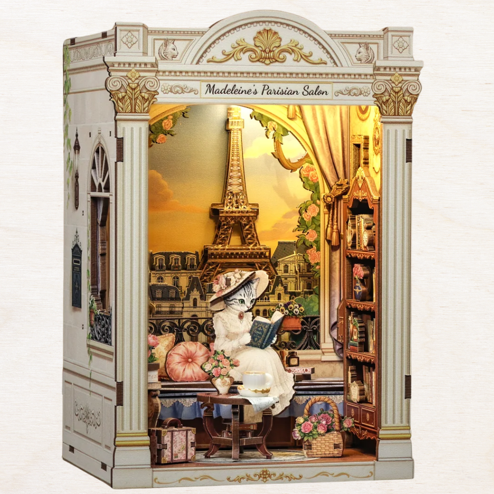 Balcon en fer forgé et fleurs détail book nook France Madeleine's Parisian Salon architecture haussmannienne