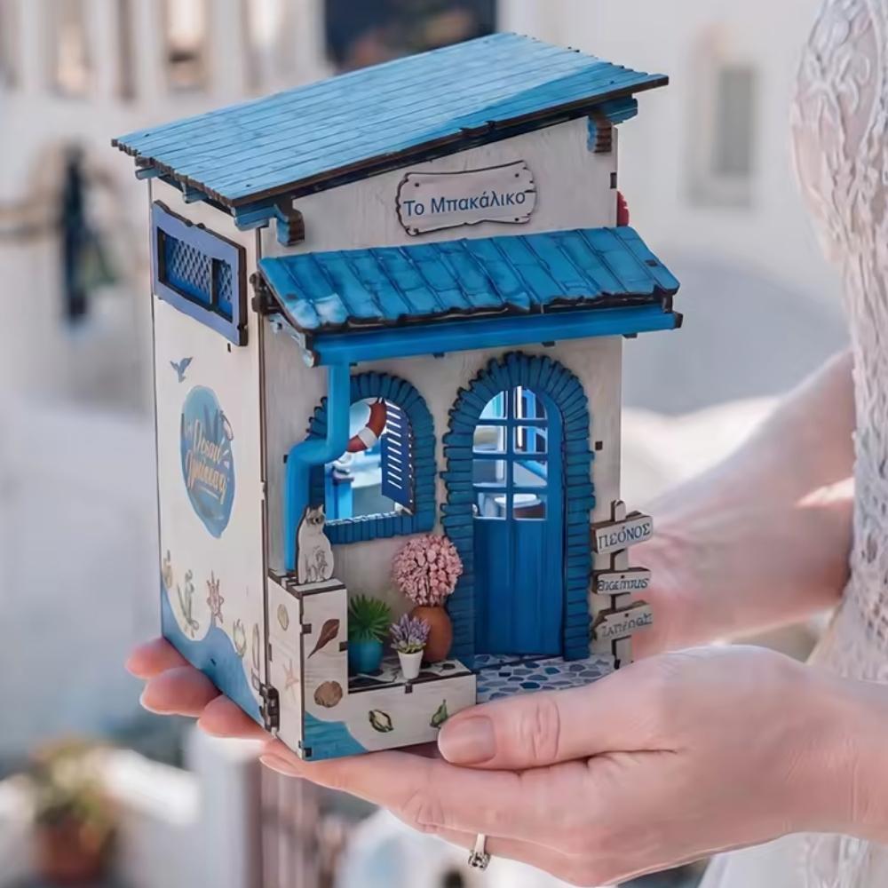 Enseigne Το Μπακάλικο en grec sur Beach Corner maison miniature café épicerie Santorin authentique
