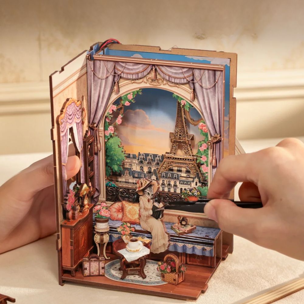 Book Nook France Madeleine's Parisian Salon assemblé — salon Belle Époque avec Tour Eiffel et LED dorée