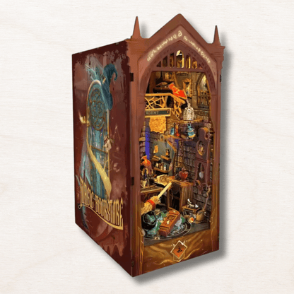 une maquette en bois en forme de book nook : c'est une école des sorciers avec un ballet et des grimoires. 