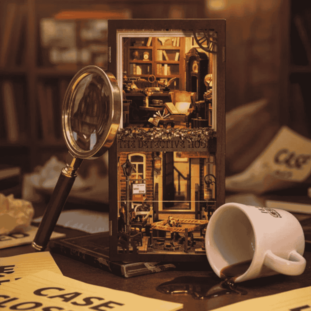 book nook agence de detective avec des éléments de décore autour : une loupe, du café