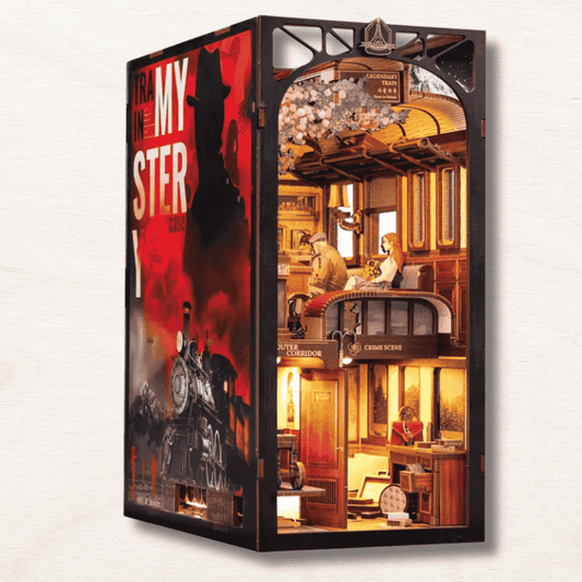 un book nook en forme de train sur 3 étages