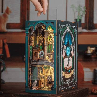 une maquette en bois style harryy potter, serpentard